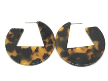 Load image into Gallery viewer, Tortoise Shell Hoop earrings, round circle earrings, tortoise shell jewelry, brown earrings, gold jewelry, tortoise hoops, geometric earring