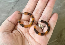 Load image into Gallery viewer, Brown &amp; Black Geometric Hoop earrings, round earrings, tortoise shell jewelry, hoops acrylic acetate lucite drop small neutral jewelry